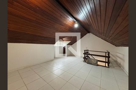 Casa de condomínio à venda com 180m², 3 quartos e 1 vagaSótão