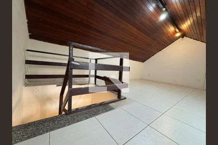 Casa de condomínio à venda com 180m², 3 quartos e 1 vagaSótão