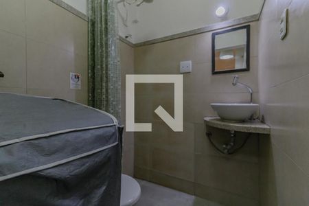 Banheiro  de kitnet/studio à venda com 1 quarto, 17m² em Copacabana, Rio de Janeiro