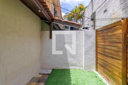 Casa de condomínio para alugar com 70m², 2 quartos e 1 vagaÁrea de Serviço e quintal dos fundos