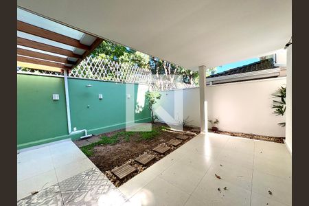 Casa de condomínio à venda com 126m², 3 quartos e 2 vagasQuintal