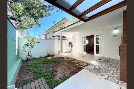 Casa de condomínio à venda com 126m², 3 quartos e 2 vagasQuintal