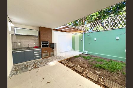 Casa de condomínio à venda com 126m², 3 quartos e 2 vagasQuintal