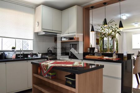 Casa para alugar com 300m², 4 quartos e 5 vagas Casa para alugar com 300m², 4 quartos e 5 vagasCozinha