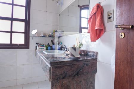 Casa de condomínio para alugar com 1800m², 4 quartos e 4 vagasBanheiro da Suíte 1