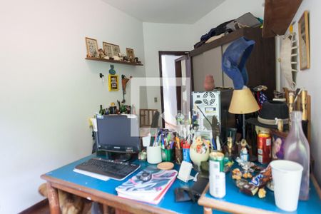 Casa de condomínio para alugar com 1800m², 4 quartos e 4 vagasEscritório