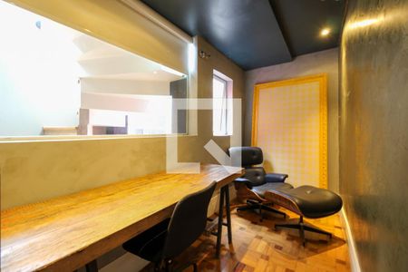 Casa à venda com 366m², 3 quartos e 2 vagasEscritório