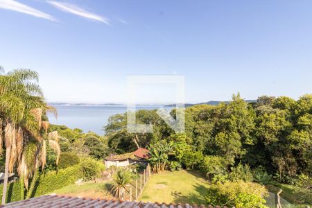 Casa à venda com 726m², 3 quartos e 6 vagas Casa à venda com 726m², 3 quartos e 6 vagasVista da Sacada