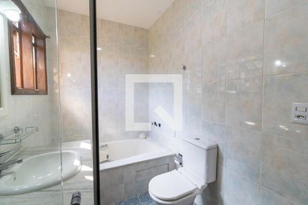 Casa à venda com 726m², 3 quartos e 6 vagas Casa à venda com 726m², 3 quartos e 6 vagasBanheiro da Suíte 1