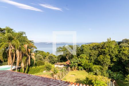 Casa à venda com 726m², 3 quartos e 6 vagas Casa à venda com 726m², 3 quartos e 6 vagasVista da Sacada