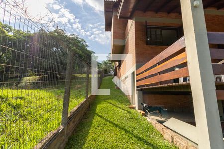 Casa à venda com 726m², 3 quartos e 6 vagas Casa à venda com 726m², 3 quartos e 6 vagasLateral