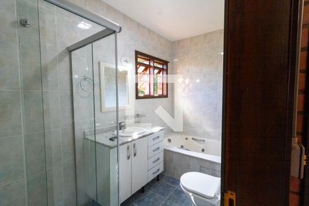 Casa à venda com 726m², 3 quartos e 6 vagas Casa à venda com 726m², 3 quartos e 6 vagasBanheiro da Suíte 1