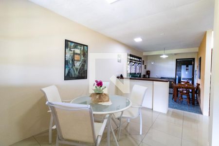 Casa à venda com 726m², 3 quartos e 6 vagas Casa à venda com 726m², 3 quartos e 6 vagasCozinha