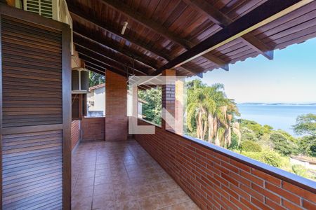 Casa à venda com 726m², 3 quartos e 6 vagas Casa à venda com 726m², 3 quartos e 6 vagasSacada