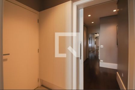 Apartamento para alugar com 250m², 4 quartos e 4 vagas Apartamento para alugar com 250m², 4 quartos e 4 vagasacesso a entrada de serviço e para os quartos