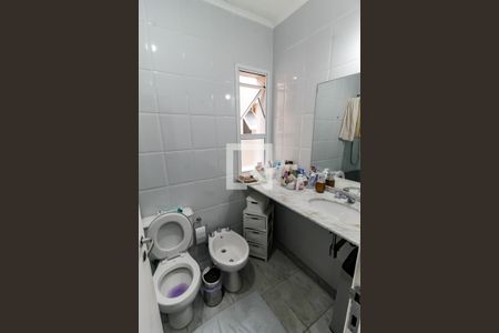 Casa de condomínio à venda com 230m², 4 quartos e 3 vagas Casa de condomínio à venda com 230m², 4 quartos e 3 vagasBanheiro da Suíte 1