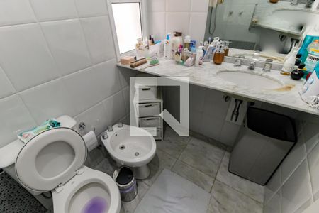 Casa de condomínio à venda com 230m², 4 quartos e 3 vagas Casa de condomínio à venda com 230m², 4 quartos e 3 vagasBanheiro da Suíte 1