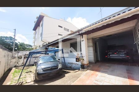 Casa à venda com 512m², 5 quartos e 3 vagas Casa à venda com 512m², 5 quartos e 3 vagasGaragem