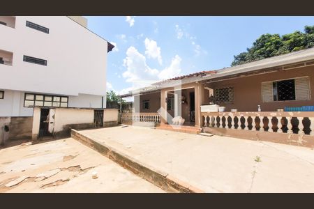 Casa à venda com 512m², 5 quartos e 3 vagas Casa à venda com 512m², 5 quartos e 3 vagasQuintal
