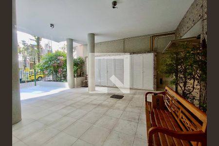 Apartamento à venda com 78m², 2 quartos e sem vagaFachada com cartaz QA