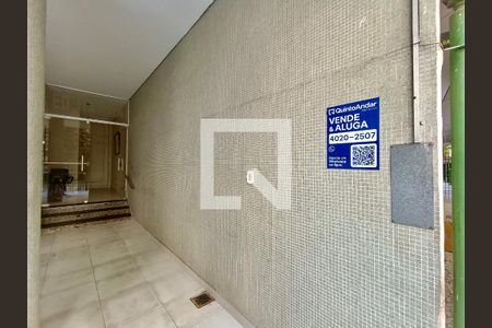 Apartamento à venda com 78m², 2 quartos e sem vagaFachada com cartaz QA