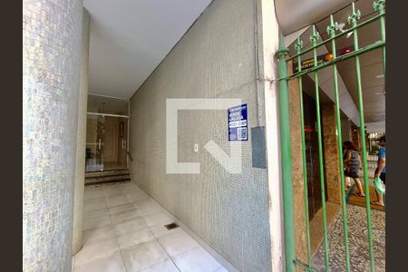 Apartamento à venda com 78m², 2 quartos e sem vagaFachada com cartaz QA