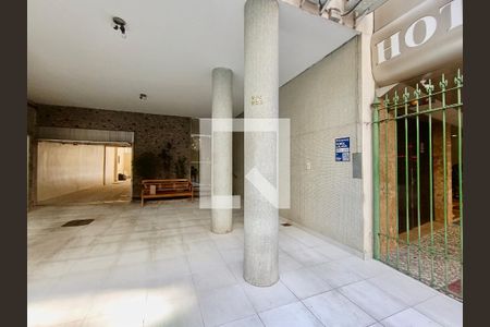 Apartamento à venda com 78m², 2 quartos e sem vagaFachada com cartaz QA