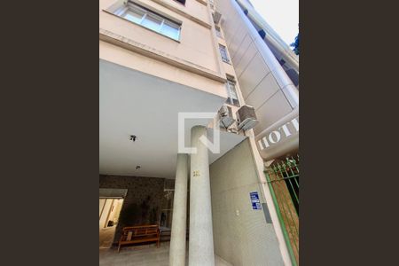 Apartamento à venda com 78m², 2 quartos e sem vagaFachada com cartaz QA