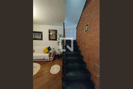 Casa à venda com 300m², 4 quartos e 5 vagasEscada