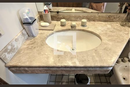 Banheiro de apartamento para alugar com 1 quarto, 50m² em Funcionários, Belo Horizonte