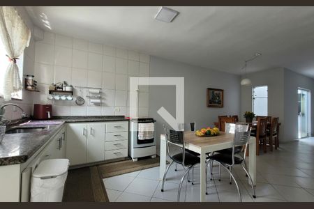 Casa à venda com 196m², 3 quartos e 4 vagas Casa à venda com 196m², 3 quartos e 4 vagasCozinha