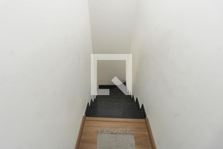 Casa de condomínio à venda com 91m², 2 quartos e 1 vagaEscada