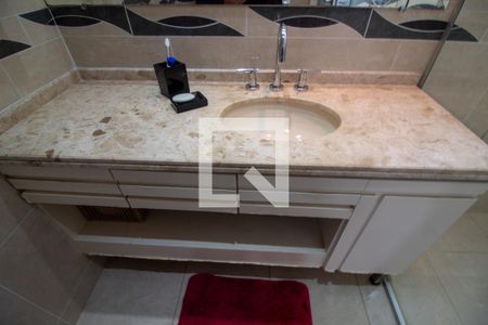 Apartamento à venda com 231m², 4 quartos e 5 vagasBanheiro da Suíte 2