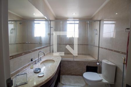 Apartamento à venda com 231m², 4 quartos e 5 vagasBanheiro da Suíte 2