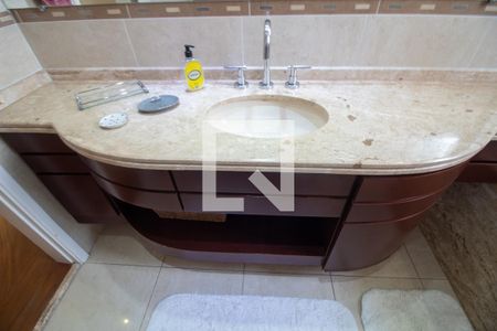 Apartamento à venda com 231m², 4 quartos e 5 vagasBanheiro da Suíte 2