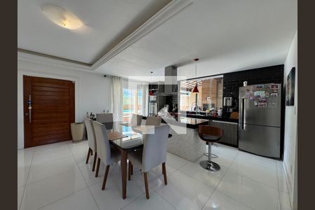 Casa de condomínio à venda com 280m², 4 quartos e 1 vagaSala