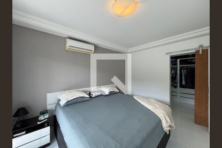 Casa de condomínio à venda com 280m², 4 quartos e 1 vagaSuíte 1