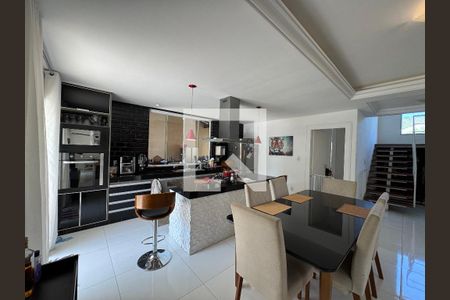 Casa de condomínio à venda com 280m², 4 quartos e 1 vagaSala