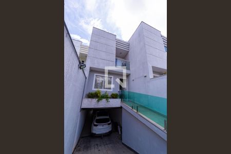 Casa à venda com 169m², 3 quartos e 3 vagas Casa à venda com 169m², 3 quartos e 3 vagasFachada