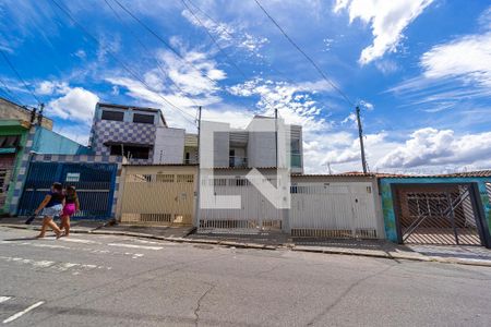 Casa à venda com 169m², 3 quartos e 3 vagas Casa à venda com 169m², 3 quartos e 3 vagasFachada