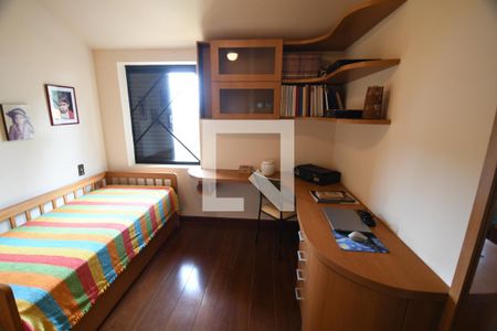 Casa de condomínio à venda com 400m², 5 quartos e 4 vagasQuarto 2