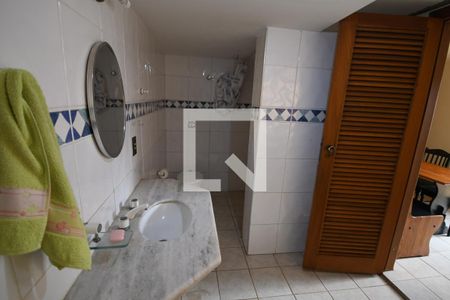 Casa de condomínio à venda com 400m², 5 quartos e 4 vagasBanheiro de Piscina