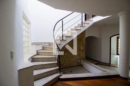 Casa para alugar com 460m², 5 quartos e 4 vagasEscada