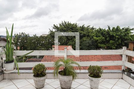 Casa à venda com 220m², 4 quartos e 4 vagas Casa à venda com 220m², 4 quartos e 4 vagasVista