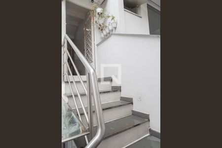 Casa à venda com 220m², 4 quartos e 4 vagas Casa à venda com 220m², 4 quartos e 4 vagasEscada