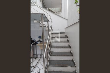 Casa à venda com 220m², 4 quartos e 4 vagas Casa à venda com 220m², 4 quartos e 4 vagasEscada