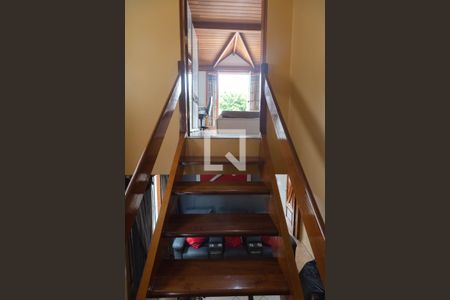 Casa à venda com 220m², 4 quartos e 4 vagas Casa à venda com 220m², 4 quartos e 4 vagasEscada