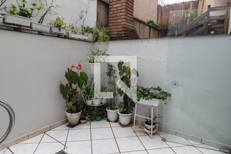 Casa à venda com 220m², 4 quartos e 4 vagas Casa à venda com 220m², 4 quartos e 4 vagasÁrea de Serviço