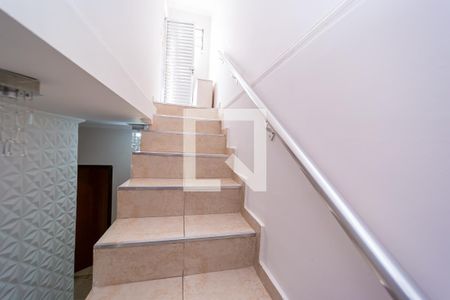 Casa à venda com 250m², 3 quartos e 5 vagas Casa à venda com 250m², 3 quartos e 5 vagasEscada