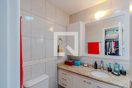 Casa de condomínio à venda com 240m², 4 quartos e 2 vagasBanheiro do Quarto 1